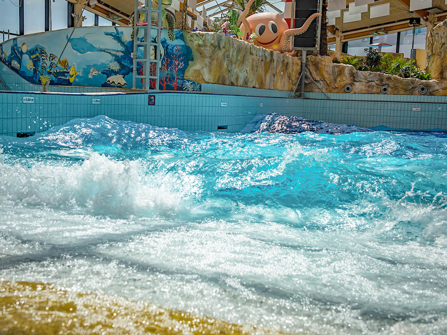 Sea waves - swimming pool at Aquapalace Prague