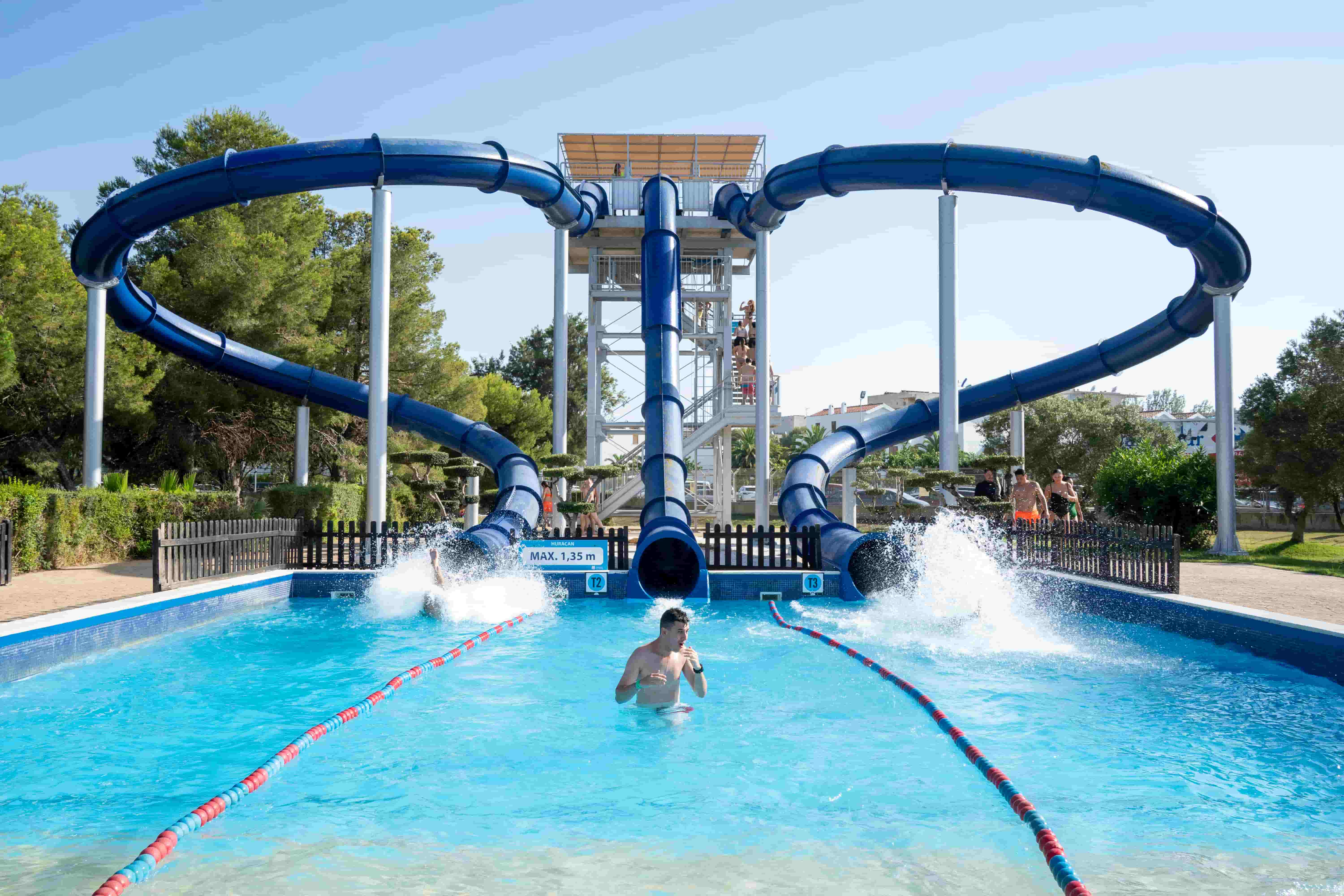 Huracán - water slide at Aquopolis Costa Daurada