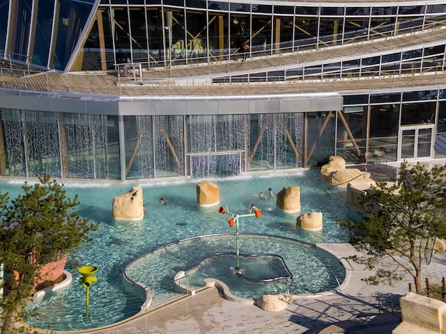 Lagoon Pool - swimming pool at Center Parcs Villages Nature Paris