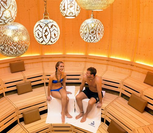 VitalityOasis - wellness area at Therme Erding: Kugulus
The five-meter-high dome’s changing lights create a unique sauna experience at 70°C, enhanced by fragrance journeys, singing bowls, and tea ceremonies.