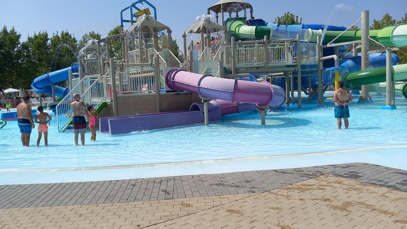 Agua Aventura - activity zone at Parque Warner Beach