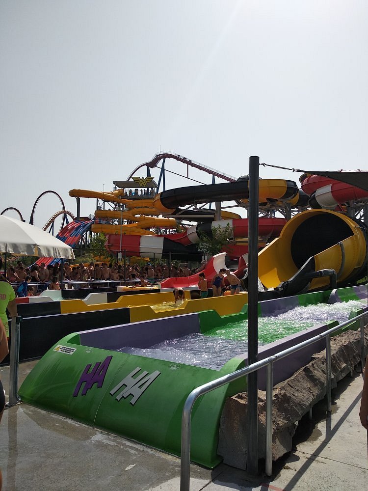 Batman: La Sombra del Murciélago - water slide at Parque Warner Beach