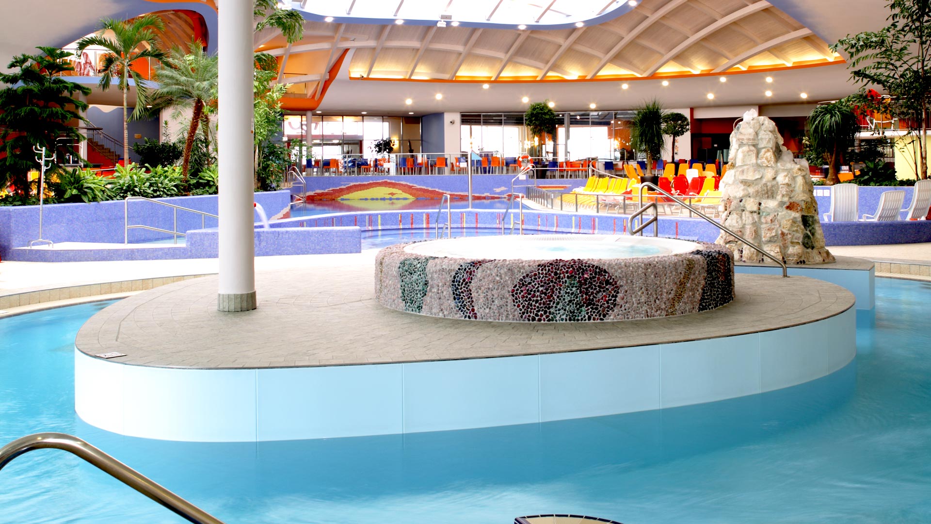 Edelstein-Whirlpool - swimming pool at H2O Hotel-Therme-Resort