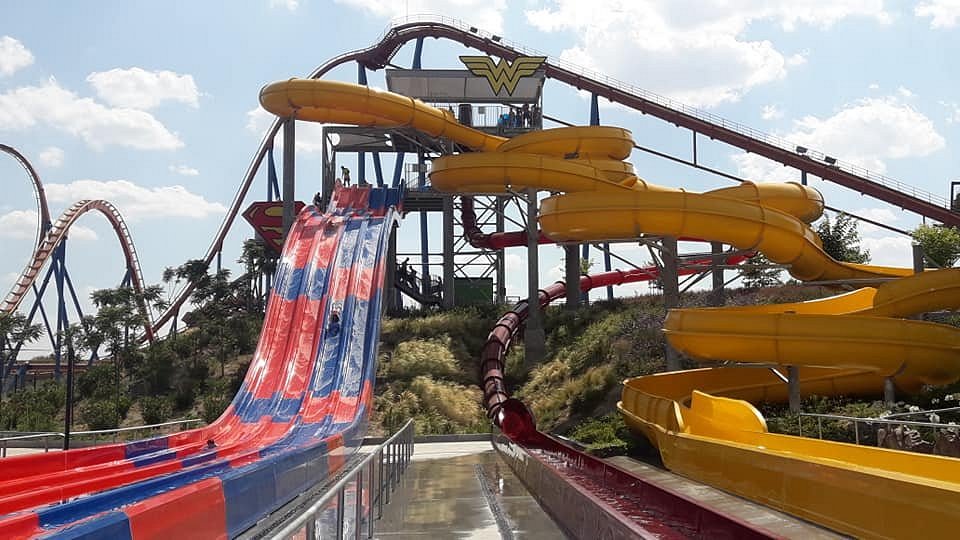 Superman: El Vuelo - water slide at Parque Warner Beach