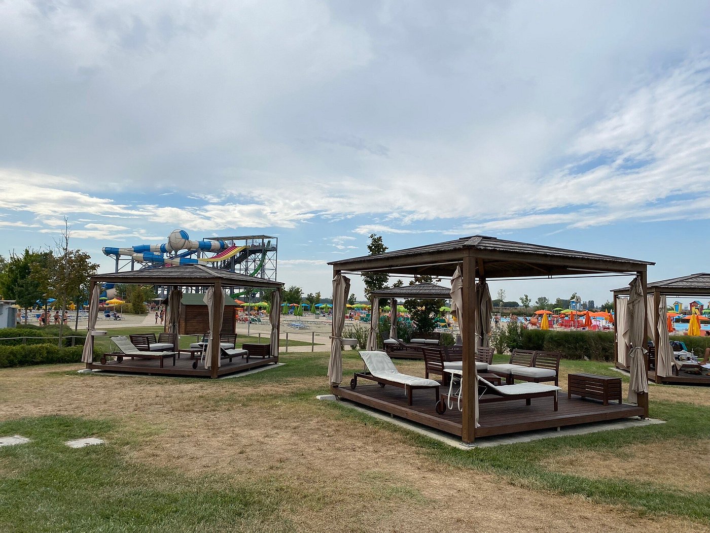 VIP Areas - service area at Mirabeach